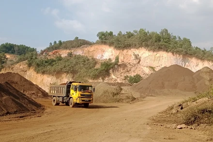 Ngay sau khi bị phạt 3,5 triệu đồng, tình trạng khai thác đất trái phép tại xóm Phúc Thành, xã Hóa Trung, huyện Đồng Hỷ vẫn tái diễn.