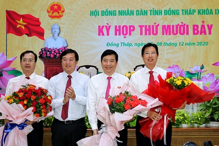 Bí thư Tỉnh ủy Đồng Tháp Lê Quốc Phong chúc mừng Chủ tịch UBND tỉnh và hai Phó Chủ tịch UBND tỉnh.