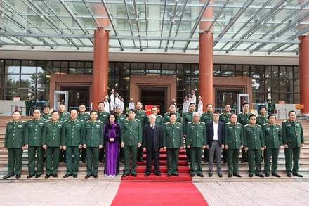  Tổng Bí thư, Chủ tịch nước Nguyễn Phú Trọng, Bí thư Quân ủy T.Ư; Đại tướng Ngô Xuân Lịch, Ủy viên Bộ Chính trị, Phó Bí thư Quân ủy T.Ư, Bộ trưởng Quốc phòng với các đại biểu dự Hội nghị. (Ảnh: TTXVN)