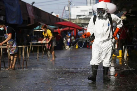 Nhân viên y tế tiến hành khử trùng tại một khu chợ ở Thủ đô Bangkok. (Ảnh: Bưu điện Bangkok)