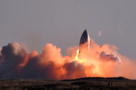 Nguyên mẫu tên lửa Starship SN8 của SpaceX phát nổ sau chuyến bay thử nghiệm. Ảnh: Reuters.