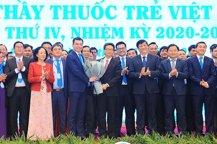 Chủ tịch và Ban Chấp hành T.Ư Hội Thầy thuốc trẻ Việt Nam khóa IV, nhiệm kỳ 2020-2025 ra mắt Đại hội.