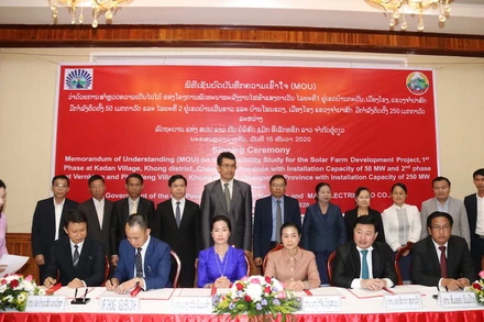 Ông Nguyễn Đình Chung (thứ hai từ trái qua) tại lễ ký MOU, chiều tối 15-12.