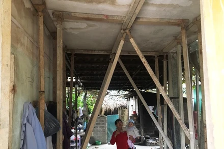 Chủ đầu tư phải gia cố cột chống nhà cho gia đình ông Nguyễn Ngọc Lập.