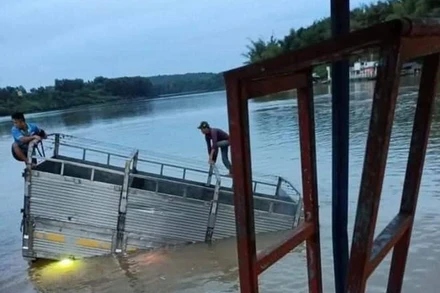 Chiếc xe tải được trục vớt lên từ lòng sông Đồng Nai.