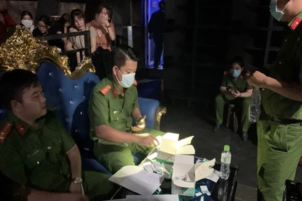 Hiện trường phát hiện các đối tượng dương tính với ma túy. 