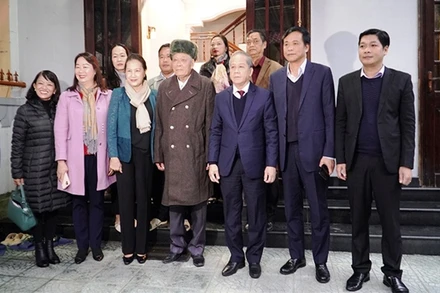 Chủ tịch Quốc hội Nguyễn Thị Kim Ngân chụp ảnh lưu niệm với gia đình Thiếu tá Phạm Văn Ngữ.