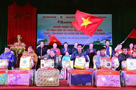 CLB Tình người trao 107 suất quà cho 107 hộ gia đình.