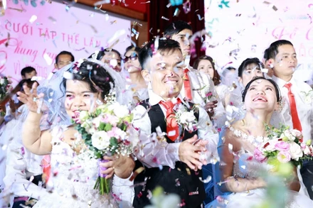 Nụ cười rạng rỡ của các cặp đôi trong lễ cưới tập thể.