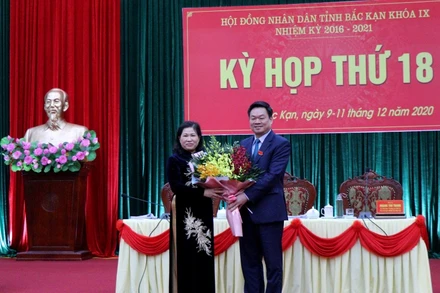 Đồng chí Hoàng Duy Chinh, Bí thư Tỉnh ủy tặng hoa chúc mừng tân Chủ tịch HĐND tỉnh Bắc Kạn Phương Thị Thanh. 