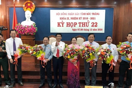 Đồng chí Lâm Văn Mẫn, Bí thư Tỉnh ủy, Chủ tịch HĐND tỉnh Sóc Trăng tặng hoa chúc mừng các đồng chí được bầu các chức danh lãnh đạo tại kỳ họp.