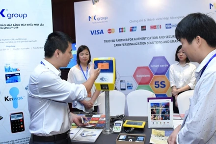 Công ty cổ phần Thông Minh MK giới thiệu sản phẩm thẻ từ - một Sản phẩm Công nghiệp chủ lực của TP Hà Nội.