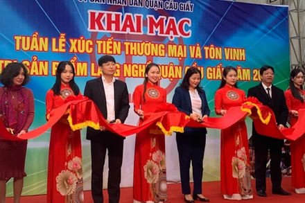 Cắt băng khai mạc Tuần lễ Xúc tiến thương mại và tôn vinh giá trị sản phẩm làng nghề quận Cầu Giấy năm 2020.