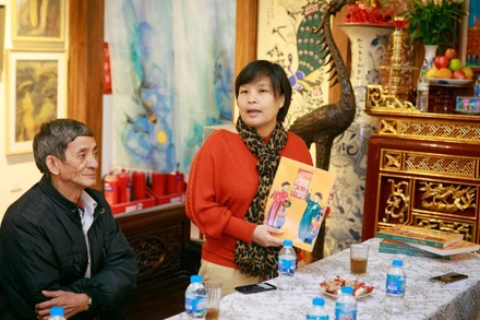 Tác giả Nguyễn Thị Thu Hòa giới thiệu cuốn sách về tranh Hàng Trống.