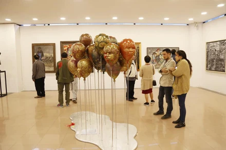 Khán giả tham quan tác phẩm trưng bày tại Triển lãm.