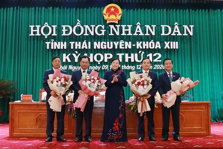 Đồng chí Nguyễn Thanh Hải, Ủy viên T.Ư Đảng, Bí thư Tỉnh ủy Thái Nguyên tặng hoa chúc mừng đồng chí Phạm Hoàng Sơn (thứ hai, bên phải), đồng chí Trịnh Việt Hùng (thứ hai, bên trái) và các đồng chí Đặng Xuân Trường (ngoài cùng, bên trái), Đỗ Đức Công (ngoài cùng, bên phải).