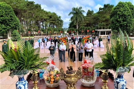 Các đại biểu dâng hương viếng linh hồn các liệt sĩ.