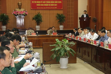 Phó Bí thư Thường trực Tỉnh ủy Lê Văn Dũng phát biểu tại hội nghị.