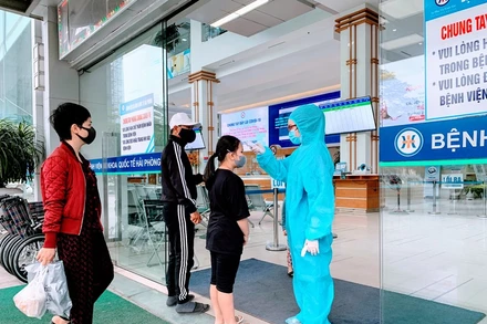 Mọi người đến các cơ sở y tế đều phải đeo khẩu trang và thực hiện các biện pháp phòng, chống dịch Covid-19. 