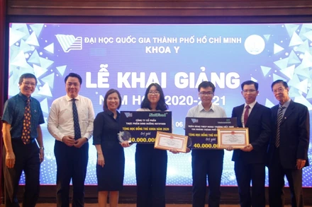Trao học bổng “Thủ khoa đầu vào” tại Khoa Y. (Ảnh: Mạnh Quang)