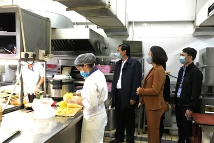 Đoàn công tác kiểm tra việc phòng, chống dịch tại khu bếp của khách sạn Lake Side.
