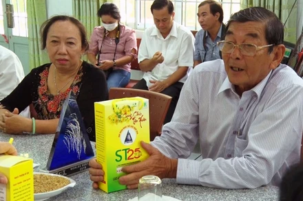 Anh hùng Lao động Hồ Quang Cua và nhóm nghiên cứu giới thiệu về gạo ST25.