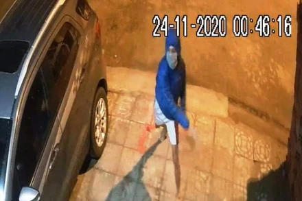 Camera an ninh ghi lại hành vi cố tình ném chất bẩn vào nhà công dân.