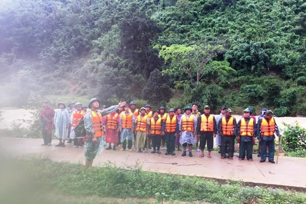 Lực lượng cứu hộ huyện Khánh Sơn triển khai tìm kiếm nhóm người mất bị liên lạc.