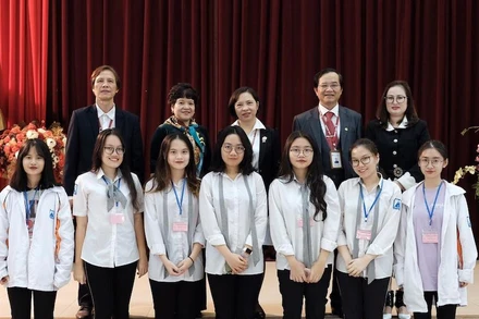 Những gương mặt đội tuyển Ngữ văn và thầy cô (Ảnh: HN-AMS)