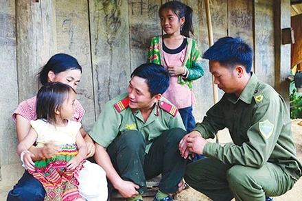 Công an huyện Ðiện Biên Ðông tuyên truyền cho người dân về phòng, chống tội phạm mua bán người. Nguồn: Báo DTPT