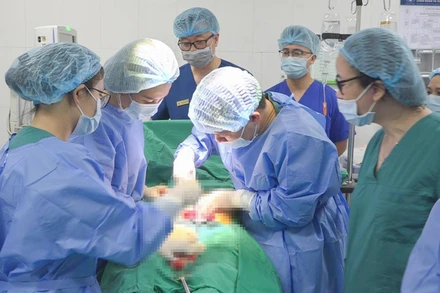 Sản phụ vỡ tử cung được truyền ối giữ thai thành công. 