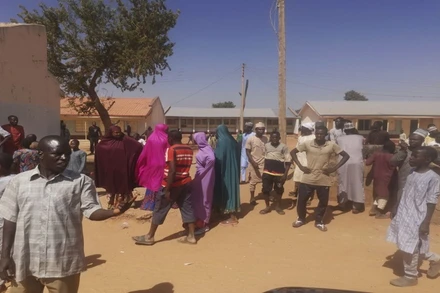 Đám đông tụ tập tại khuôn viên GSSS sau vụ tấn công. (Ảnh: AP)