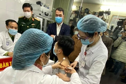 Sau 72 giờ tiêm thử nghiệm vaccine Nanocovax, sức khỏe tình nguyện viên ra sao?