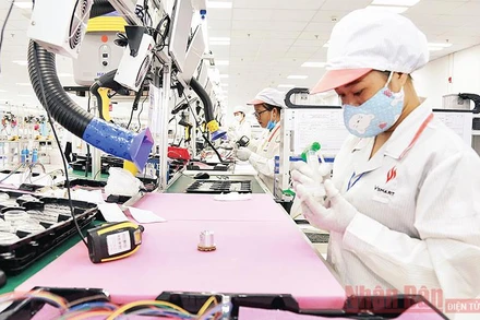 Vận hành dây chuyền sản xuất tại Nhà máy sản xuất thiết bị điện tử Vsmart (Khu công nghệ cao Hòa Lạc). Ảnh minh họa: Viết Chung