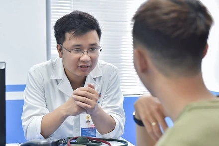 BS thăm khám cho bệnh nhân sử dụng bóng cười. 