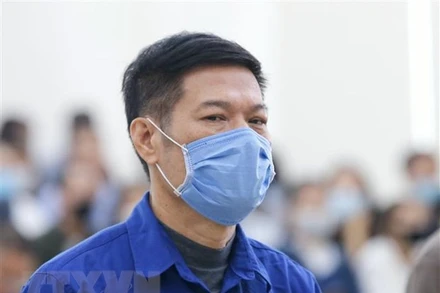 Bị cáo Nguyễn Nhật Cảm nghe Tòa tuyên án. (Ảnh: TTXVN)