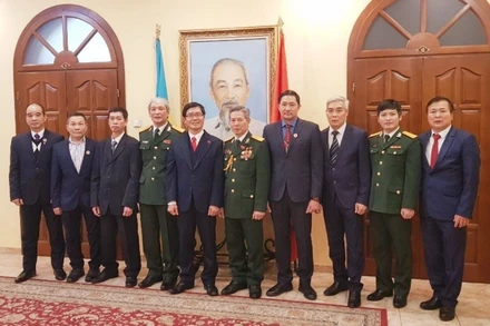 Đại sứ Nguyễn Hồng Thạch (thứ 5 từ trái sang) chụp ảnh lưu niệm cùng các quân nhân và cựu chiến binh Việt Nam tại Ukraine.