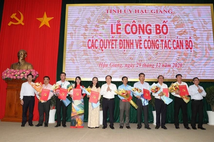 Trao quyết định cho các cán bộ chủ chốt của tỉnh Hậu Giang.