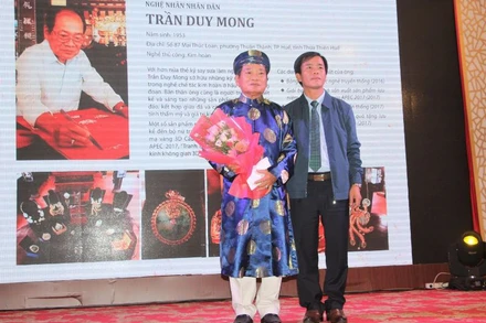 Phó Chủ tịch UBND tỉnh Nguyễn Văn Phương tặng hoa chúc mừng Nghệ nhân Trần Duy Mong vừa được Chủ tịch nước phong tặng danh hiệu Nghệ nhân Nhân dân năm 2020.