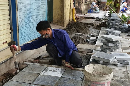 Lát đá vỉa hè phố Nguyễn Bỉnh Khiêm. Ảnh: Ngọc Khánh