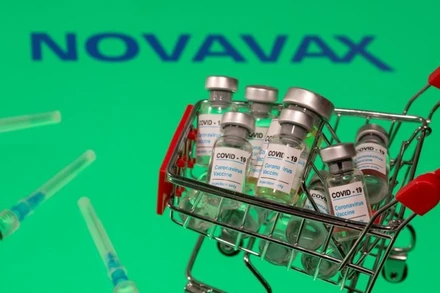 Hình minh họa lọ vaccine Covid-19 đặt cạnh logo Novavax được chụp vào ngày 29-11. Ảnh: Reuters.