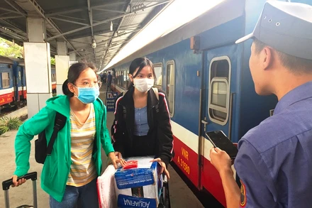 Hành khách đi tàu tại ga Sài Gòn.