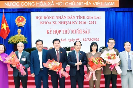 Các đồng chí lãnh đạo tỉnh tặng hoa và chúc mừng các đồng chí vừa được đại biểu bầu Phó Chủ tịch HĐND, Phó Chủ tịch UBND và thành viên UBND tỉnh.