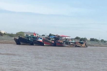 Nhiều tàu vào neo đậu an toàn ở kênh Quan Chánh Bố.