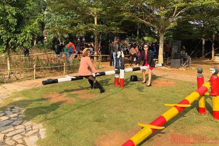 Du khách tham quan, vui chơi tại Làng.