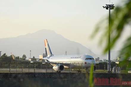 Hai chuyến bay chở công dân hồi hương hạ cánh an toàn tại sân bay quốc tế Đà Nẵng chiều 28-12.