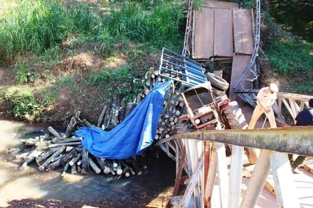 Cơ quan chức năng khám nghiệm hiện trường vụ sập cầu Suối Mum.