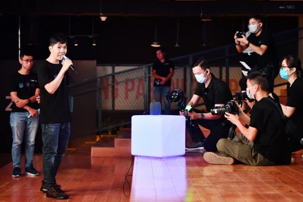 Anh Nguyễn Trường Sơn và anh Nguyễn Khánh Duy demo loa Kiki tại sự kiện.