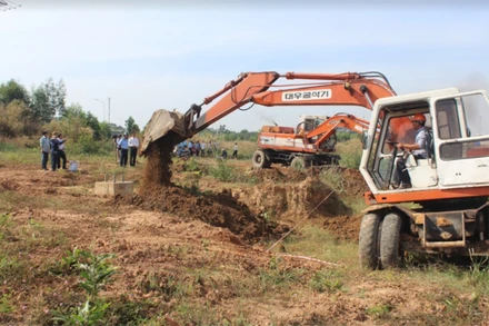 Lực lượng chức năng tiến hành cưỡng chế thu hồi đất bàn giao mặt bằng.