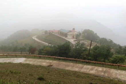 Khu du lịch Mẫu Sơn chìm trong giá lạnh.